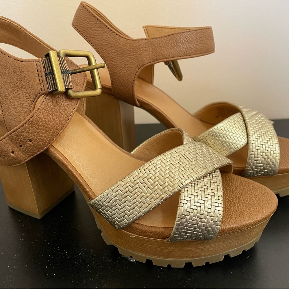 Brand new still in the box Crown Vintage Jula platform sandals - size 6